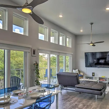 The Plumeria Retreat With Deck And Lake View!